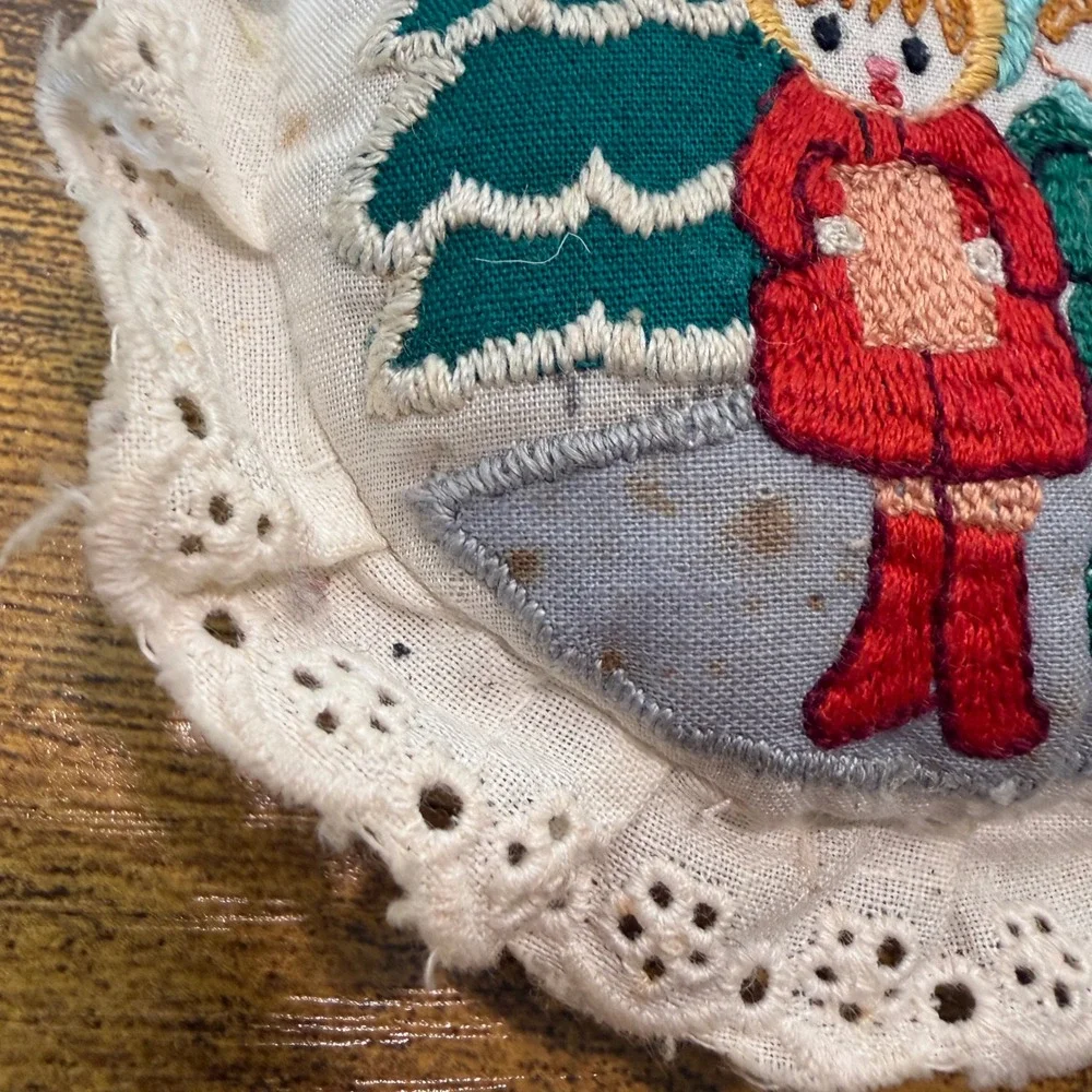 Vtg Hand Embroidered Christmas Carolers Ornament Eyelet Lace 4